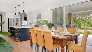 Dining | 9km to Sallys Corner and St. Maur Wines 
