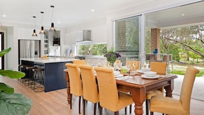 Dining | 9km to Sallys Corner and St. Maur Wines