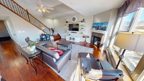 Spacious Living Area - Spacious Living Area