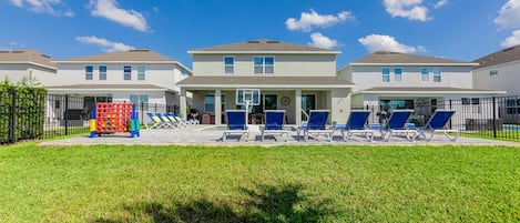 Large Backyard with Pool, SPA and Sun Loungers.