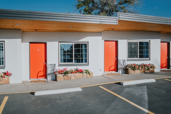 Guest room exterior at the Sapphire Motel 