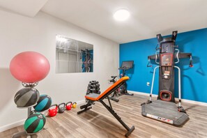 Gym area: necessary equipment available