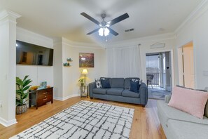 Living Room | Free WiFi | Central A/C & Heat | Smart TV