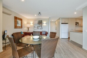 2nd floor 2 bdrm, 2 bth, air con, free wifi, BBQ