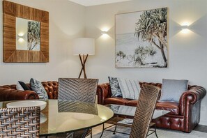 2nd floor 2 bdrm, 2 bth, air con, free wifi, BBQ