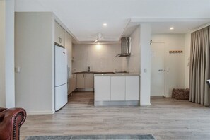 2nd floor 2 bdrm, 2 bth, air con, free wifi, BBQ