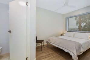 2nd floor 2 bdrm, 2 bth, air con, free wifi, BBQ
