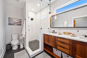 Large, master en-suite bath

