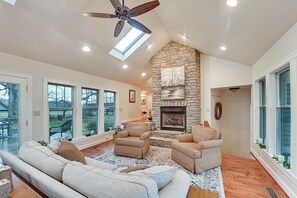 Living Room | Free WiFi | Fireplace
