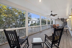 Screened in porch with plenty of seating