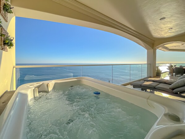Outdoor spa tub