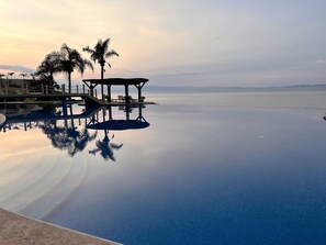 Infinity pool