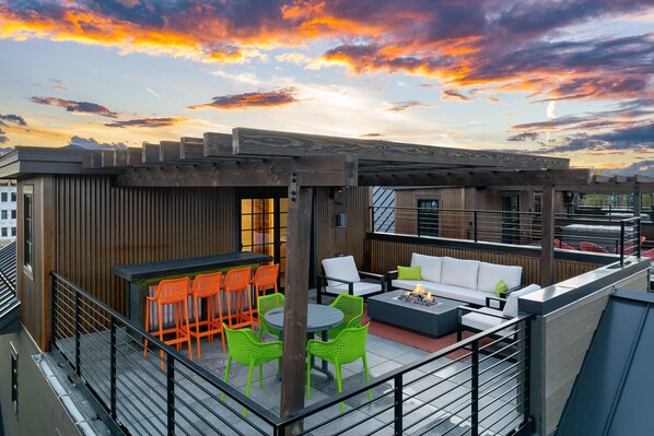 Rooftop lounge with Amazing Views