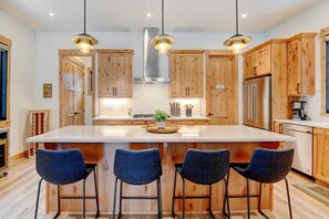 Stunning Fully Stocked Chef's Kitchen