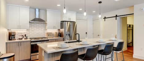Gorgeous Kitchen Area With Island Bar Seating For 4 People