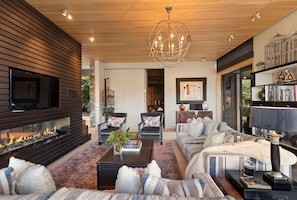 Living area with fireplace 
