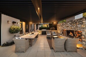 Outside entertaining, BBQ & Fireplace 