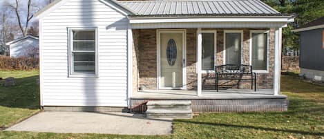 Houghton Lake Vacation Rental | 2BR | 1BA | 3 Exterior Steps Required