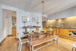 Dining table - Kitchen 
