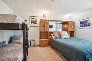 Queen Bed / Twin Bunks