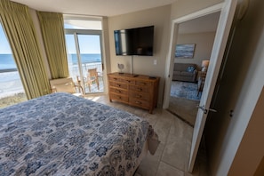 Main Bedroom with Direct Views of the Ocean, Beautifully Decorated