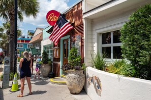 Amazing Location on Center Street- Surrounded by bars and restaurants