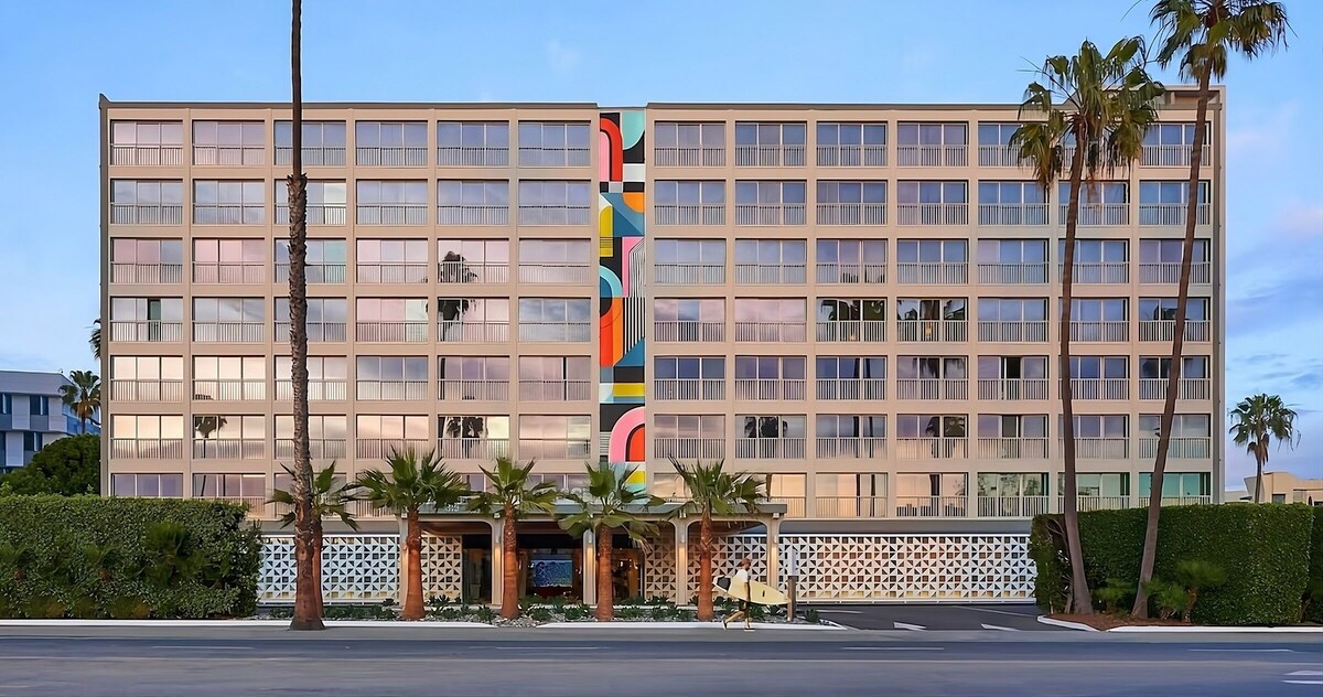 Indulge In Contemporary Comfort! 4 Pool View Units, Near Santa Monica Beach!