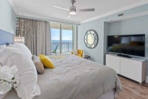 King bed in Main Bedroom