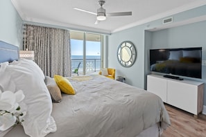 King bed in Main Bedroom