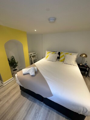 Yellow room - King bed