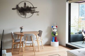 A small dining table allows you to enjoy a meal at home. Or discover plenty of eateries on your doorstep.
