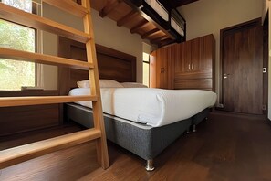 Disfruta de esta acogedora habitación en Valle de Bravo con un elegante toque moderno. Suelos y muebles de madera crean un ambiente cálido y sofisticado. ¡Ideal para una estancia relajante en un entorno natural