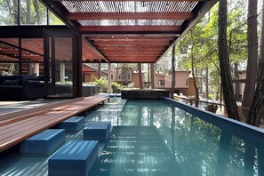 Disfruta de nuestra alberca, ideal para ejercitarte o relajarte. Su diseño elegante y moderno ofrece un espacio perfecto para nadar y refrescarse en cualquier momento del día.