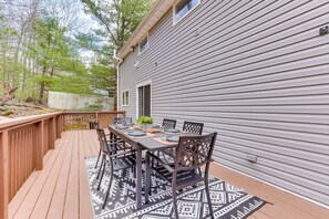 Wraparound Deck | Outdoor Dining Table