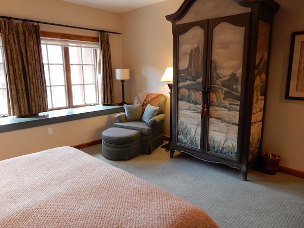 Furniture, Lamp, Indoors, Living Room, Bed