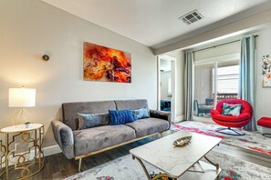Living Room | Top-Floor Single-Story Apartment