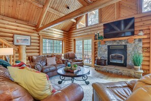 Living Room | 1st Floor | Smart TV | Free WiFi | Fireplace | Forced-Air System