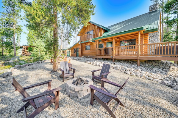 Grand Lake Vacation Rental | 2BR | 2.5BA | 1,730 Sq Ft | 4 Steps for Entry