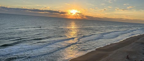 Imagine waking up and enjoying this beautiful sunrise each morning !