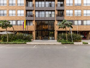 Vista frontal de la propiedad