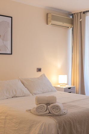 Dormitorio principal con cama doble