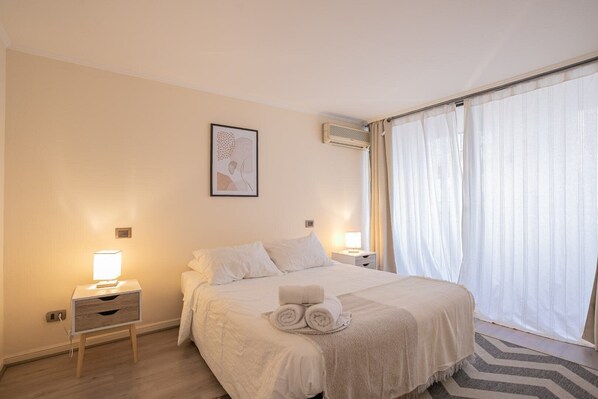 Dormitorio principal con cama limpia y ropa de cama fresca