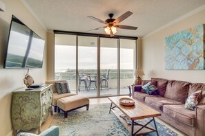 Living Room | Smart TV | Free WiFi | DVD Player | Sleeper Sofa