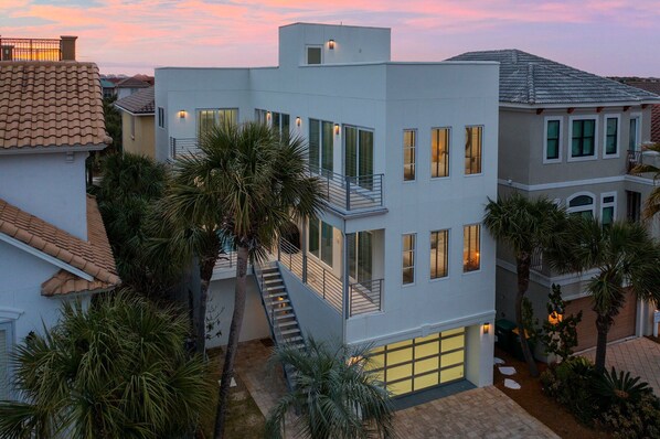 White Sands - Destiny by the Sea Luxury Vacation Rental Beach House with Private Pool, Rooftop Deck, and Game Room in Gated Community Destin, Florida - Five Star Properties Destin/30A