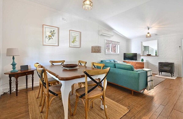 Autumn Leaf Cottage | Close to CBD, Heritage Charm