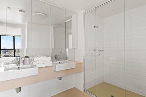 The masters en-suite.
