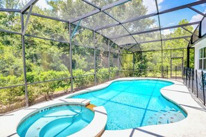 Private Swimming Pool and Spill Over Hot Tub Jacuzzi