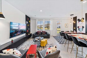 Amazing Townhouse in Davenport Florida - Enchanting Mickey Mouse decors, infusing every moment with Disney charm and joy - Access to outdoors - Beautiful space with an open layout, creating a sense of spaciousness