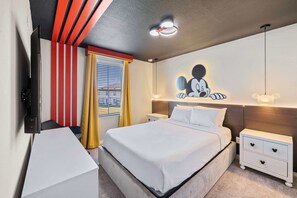 Cozy Bedroom of the Townhouse in Davenport Florida - Comfy Double bed - Micky's touch that brings Disney magic to every moment - Smart TV and Netflix - Promising comfort and joy in abundance