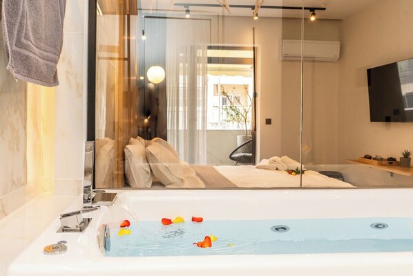 Jetted bathtub